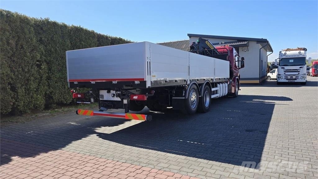 Scania P410 flatbed truck + Crane Camiones de cama baja