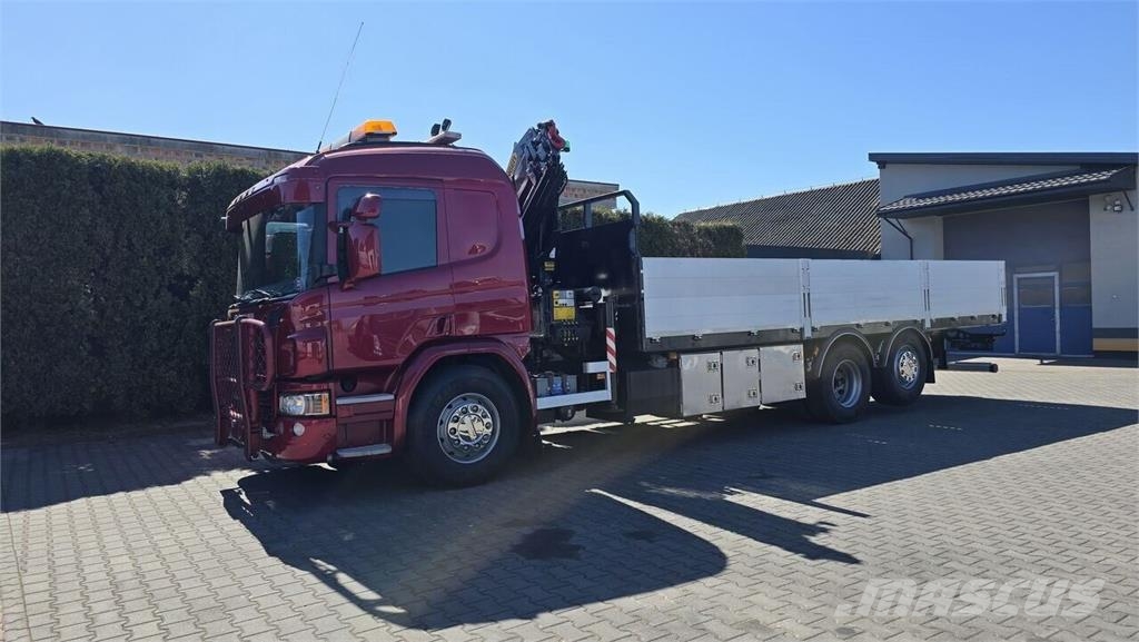 Scania P410 flatbed truck + Crane Camiones de cama baja