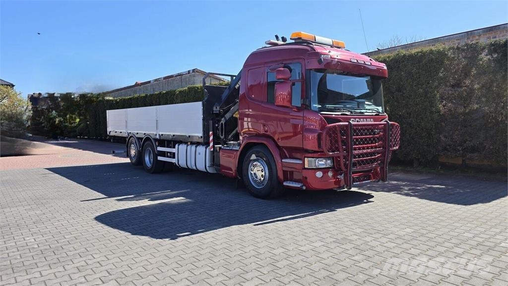 Scania P410 flatbed truck + Crane Camiones de cama baja