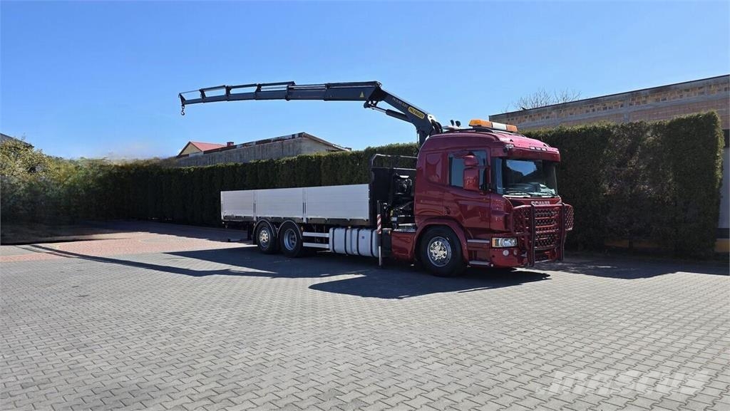 Scania P410 flatbed truck + Crane Camiones de cama baja