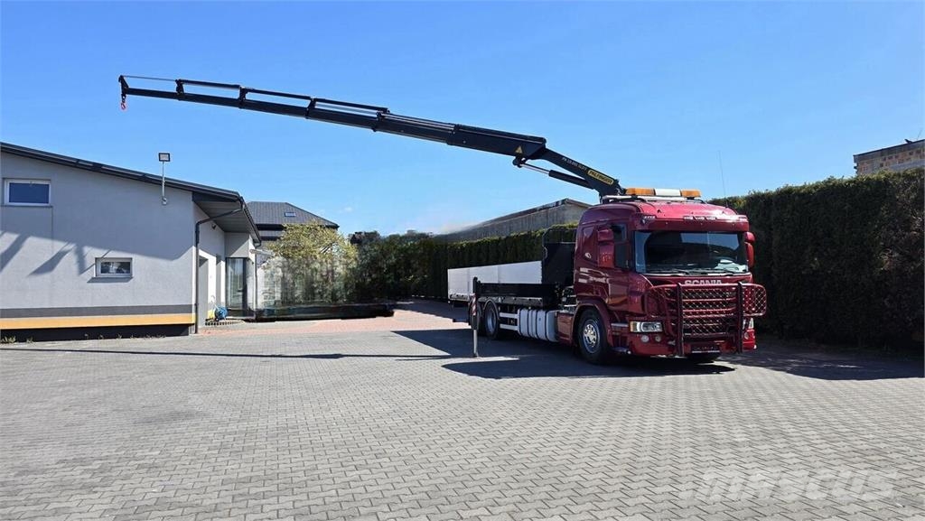 Scania P410 flatbed truck + Crane Camiones de cama baja