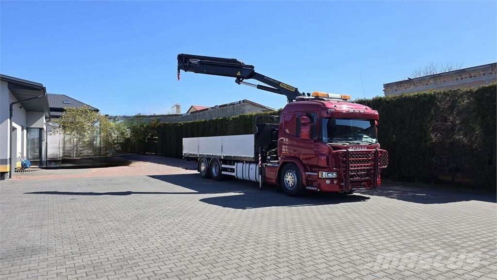 Scania P410 flatbed truck + Crane Camiones de cama baja