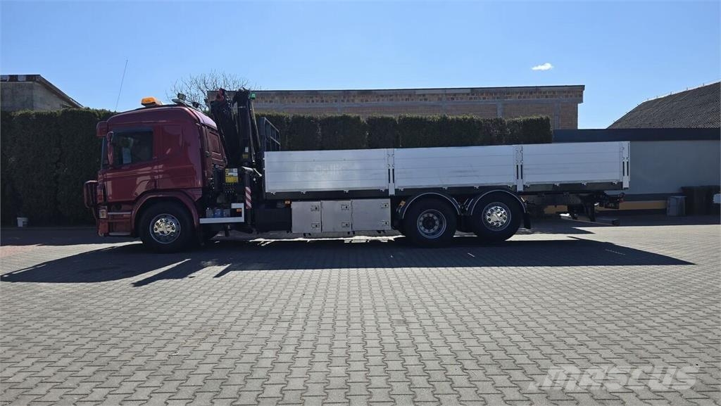 Scania P410 flatbed truck + Crane Camiones de cama baja