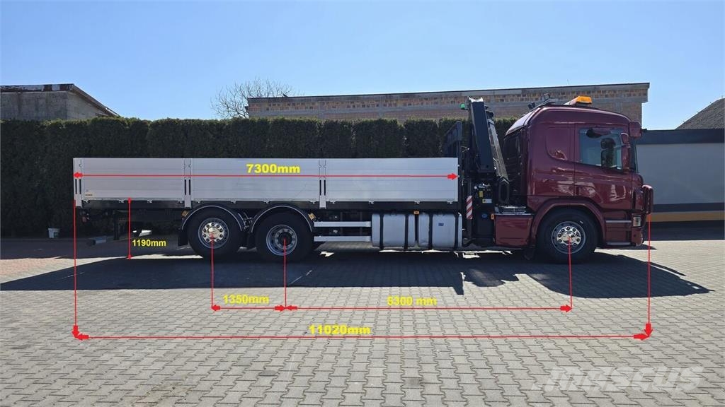 Scania P410 flatbed truck + Crane Camiones de cama baja