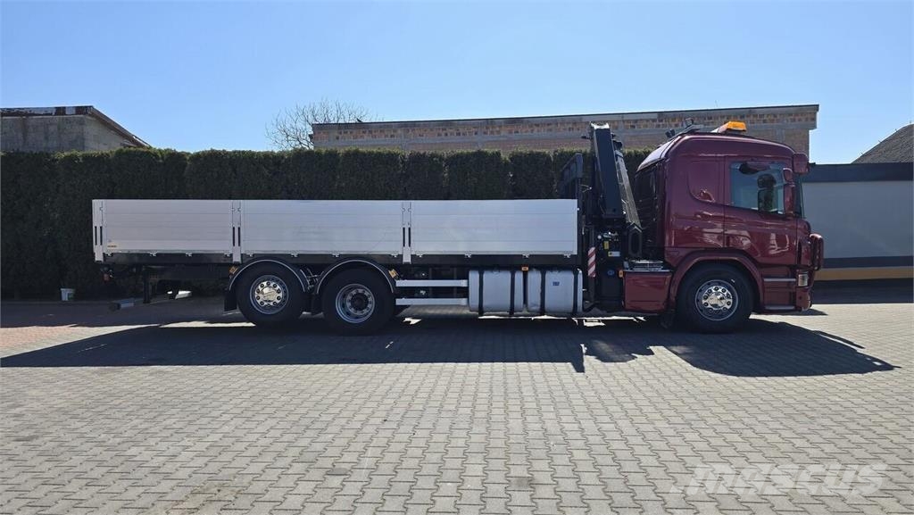 Scania P410 flatbed truck + Crane Camiones de cama baja