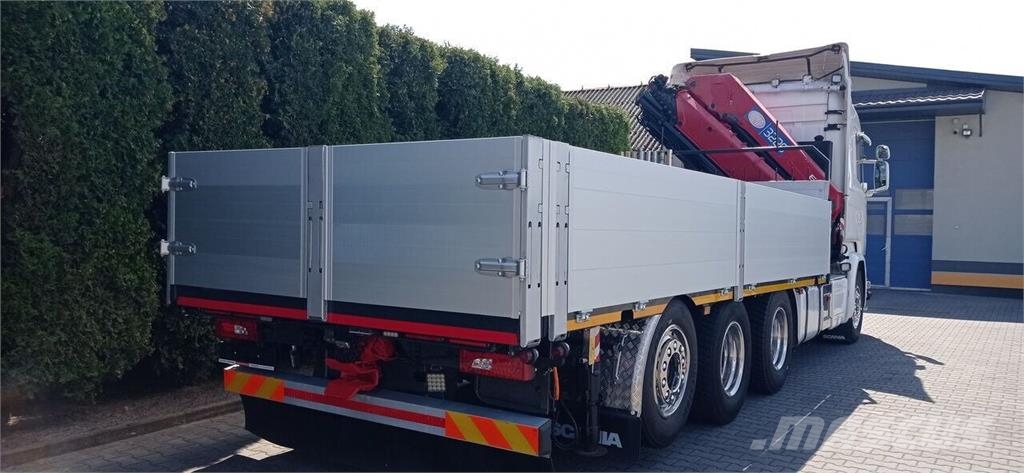Scania R580 V8 8x4 Flatbed Truck / HMF 3220 K7 Crane 平板式/側卸式卡車