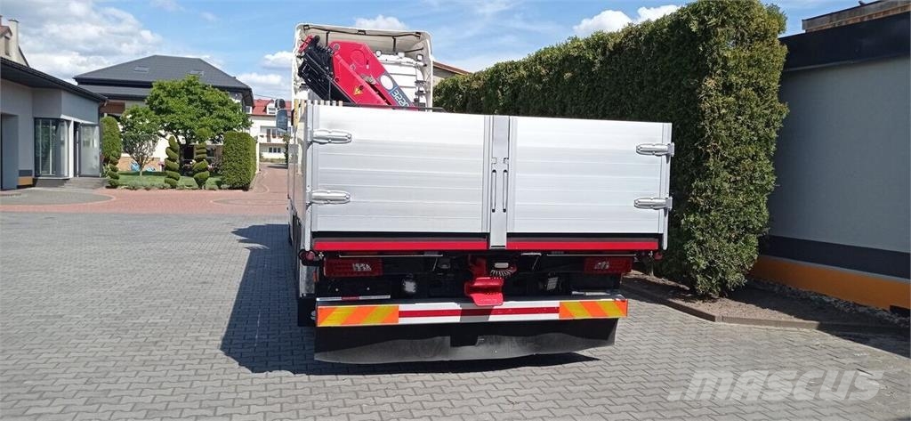 Scania R580 V8 8x4 Flatbed Truck / HMF 3220 K7 Crane 平板式/側卸式卡車