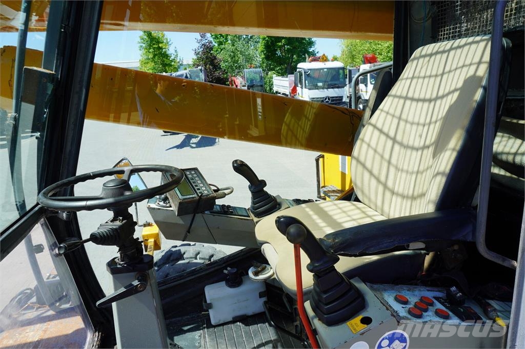 Sennebogen 630 rough terrain crane / 2000 MTH / Range 30 m / Верижни кранове
