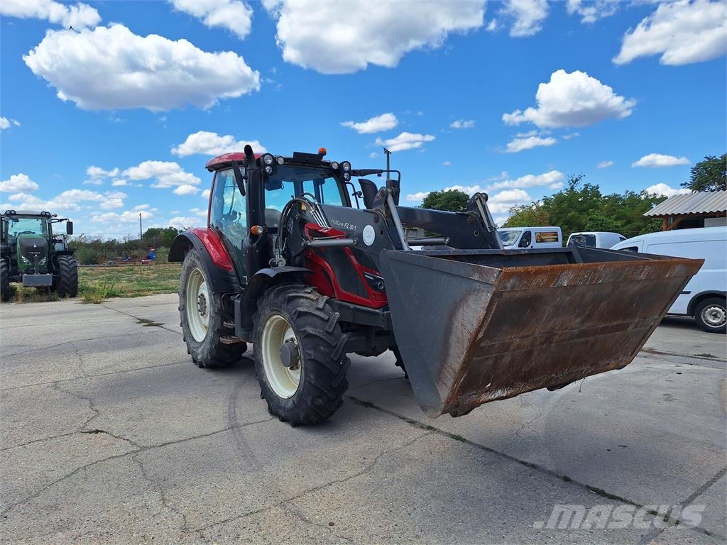Valtra 124N Tractor / Stoll ProfiLine FZ 30.1 /Front load Traktorok