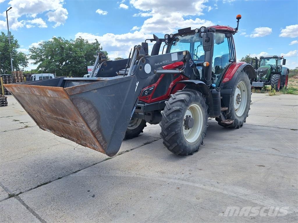 Valtra 124N Tractor / Stoll ProfiLine FZ 30.1 /Front load Traktorok