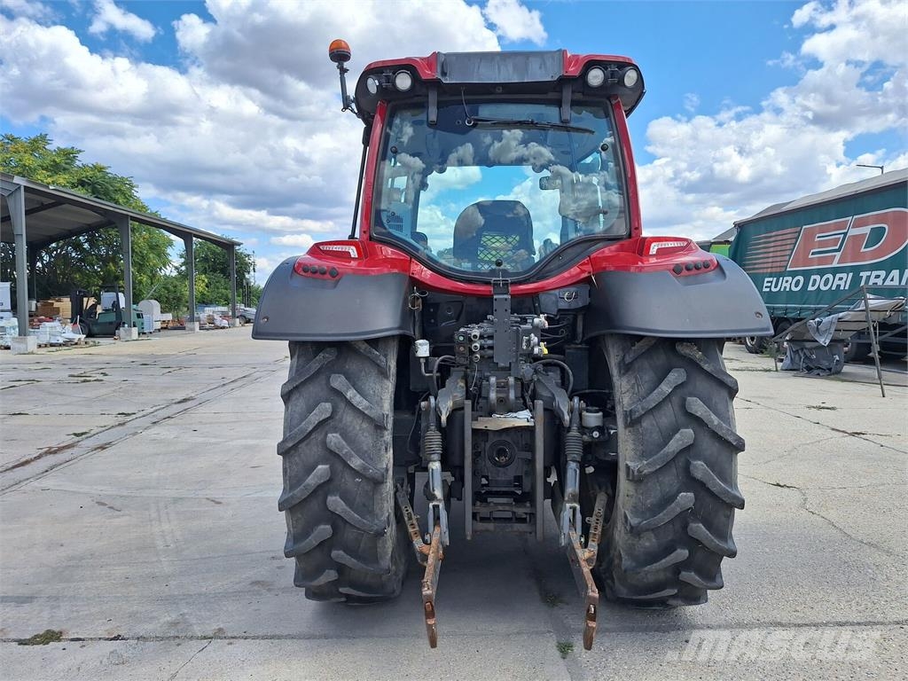 Valtra 124N Tractor / Stoll ProfiLine FZ 30.1 /Front load Traktorok