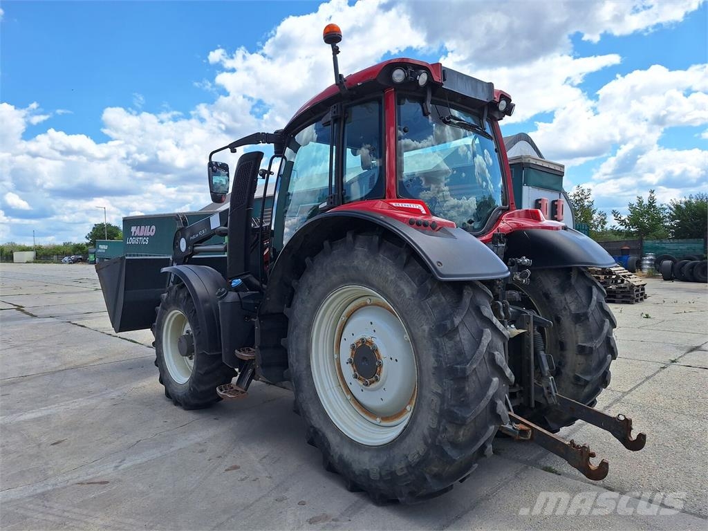 Valtra 124N Tractor / Stoll ProfiLine FZ 30.1 /Front load Traktorok