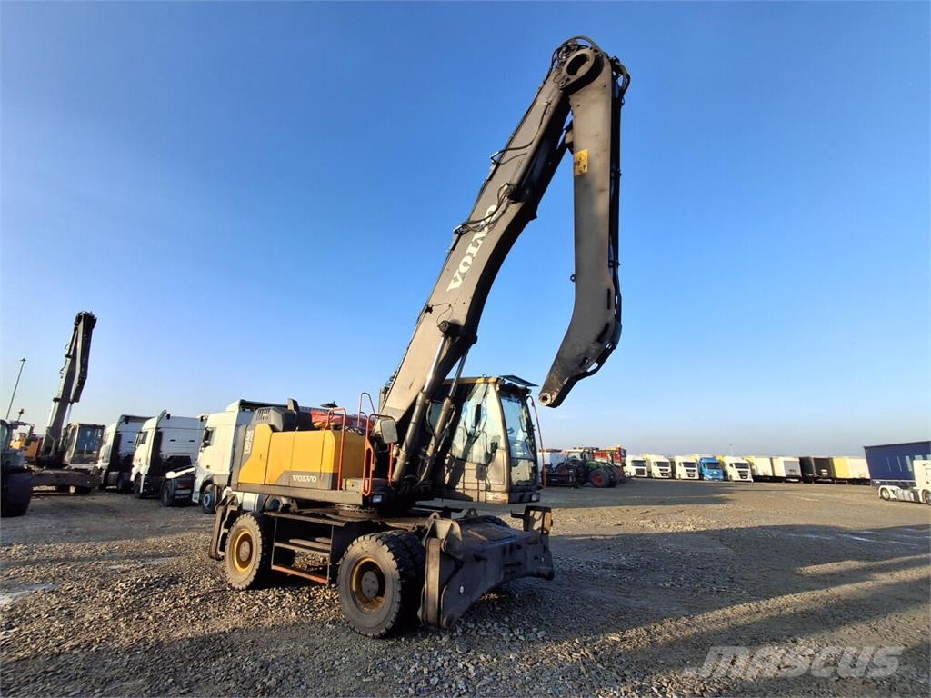 Volvo EW240EMH material handling excavator / Joysticks Materialehåndteringsmaskiner