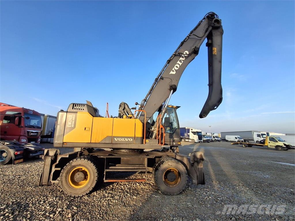 Volvo EW240EMH material handling excavator / Joysticks Materialehåndteringsmaskiner