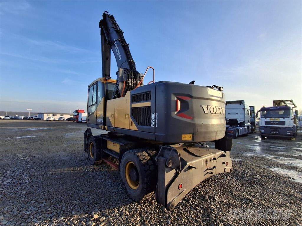 Volvo EW240EMH material handling excavator / Joysticks Materialehåndteringsmaskiner
