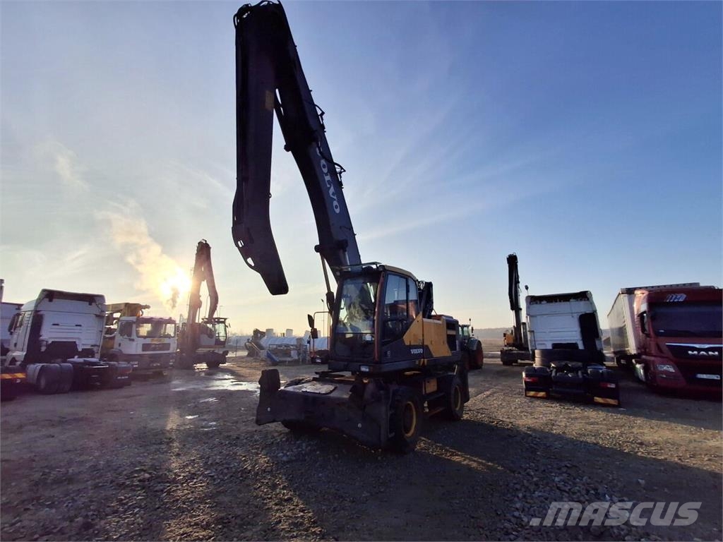 Volvo EW240EMH material handling excavator / Joysticks Materialehåndteringsmaskiner