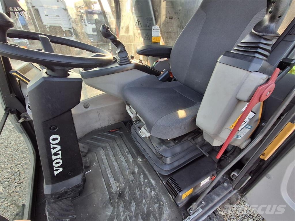Volvo EW240EMH material handling excavator / Joysticks Materialehåndteringsmaskiner
