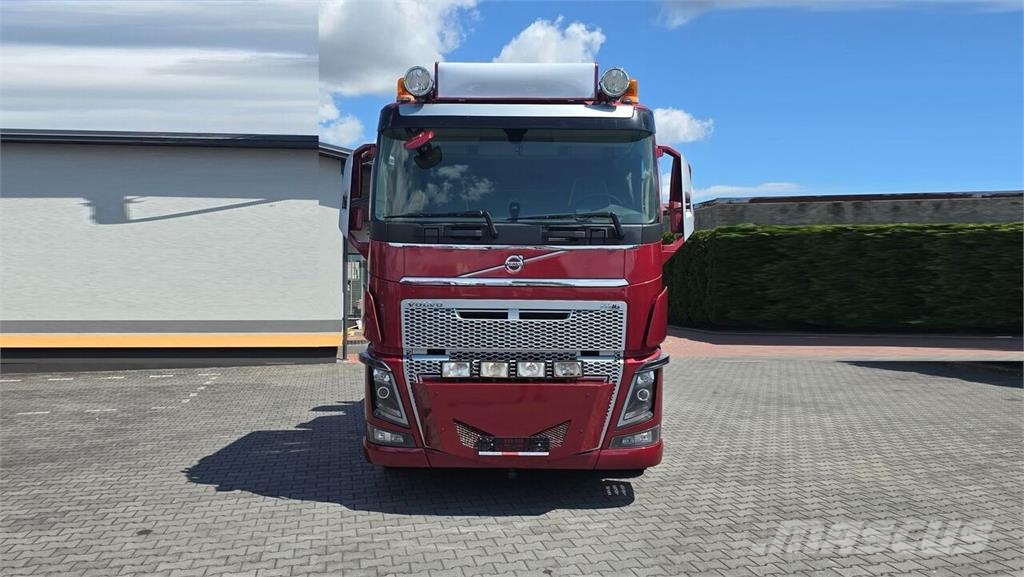 Volvo FH16 750 8x4 / Flatbed Truck / HMF 7020 Crane + JI Camiones plataforma