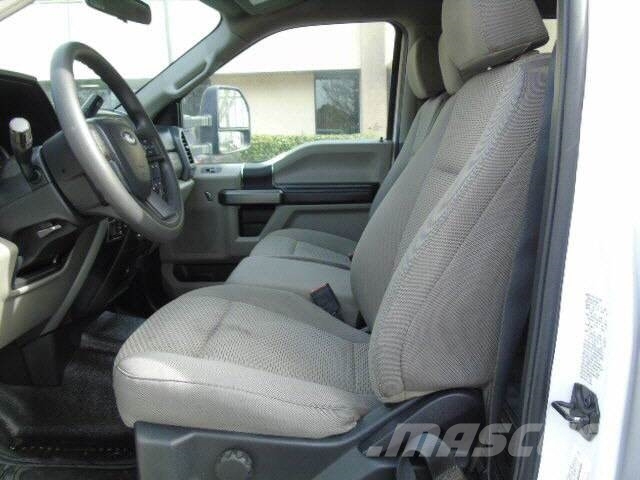 Ford F550 CREW CAB 4 Skříňová nástavba