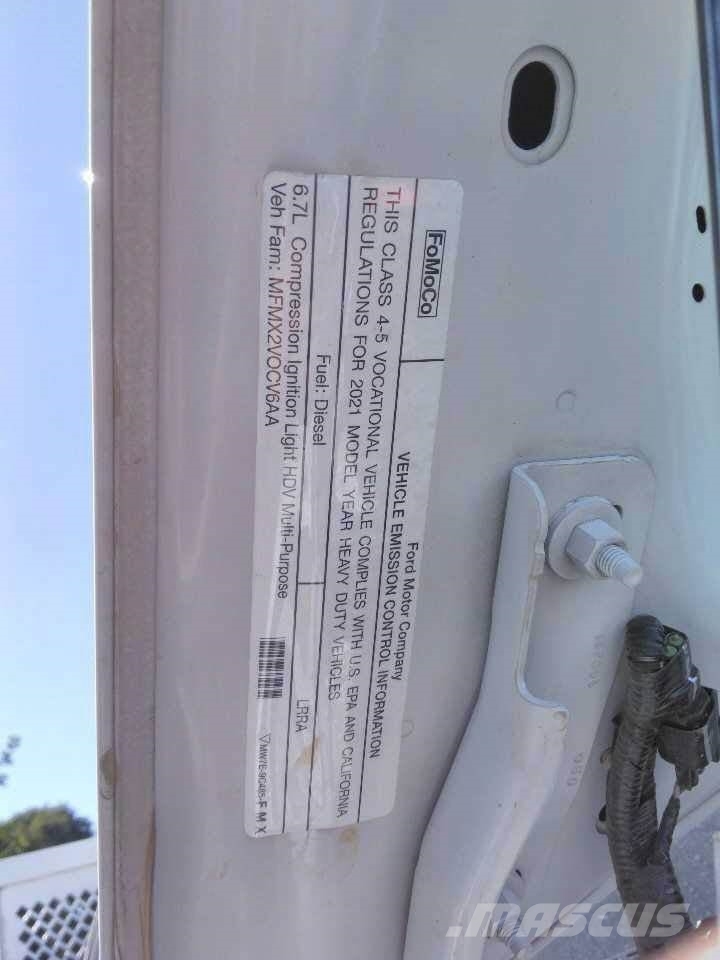 Ford F550 CREW CAB 4 Skříňová nástavba