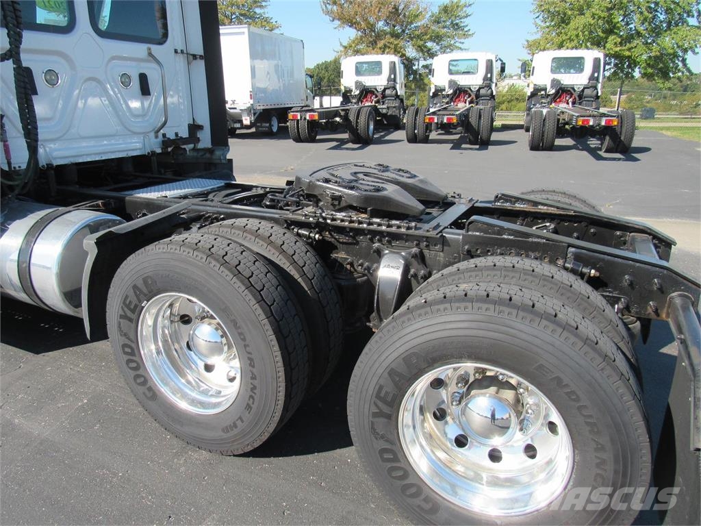 Freightliner CA126DC 中古トラクターヘッド | トレーラーヘッド