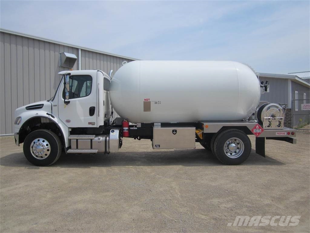 Freightliner M2 106 PLUS Седельные тягачи