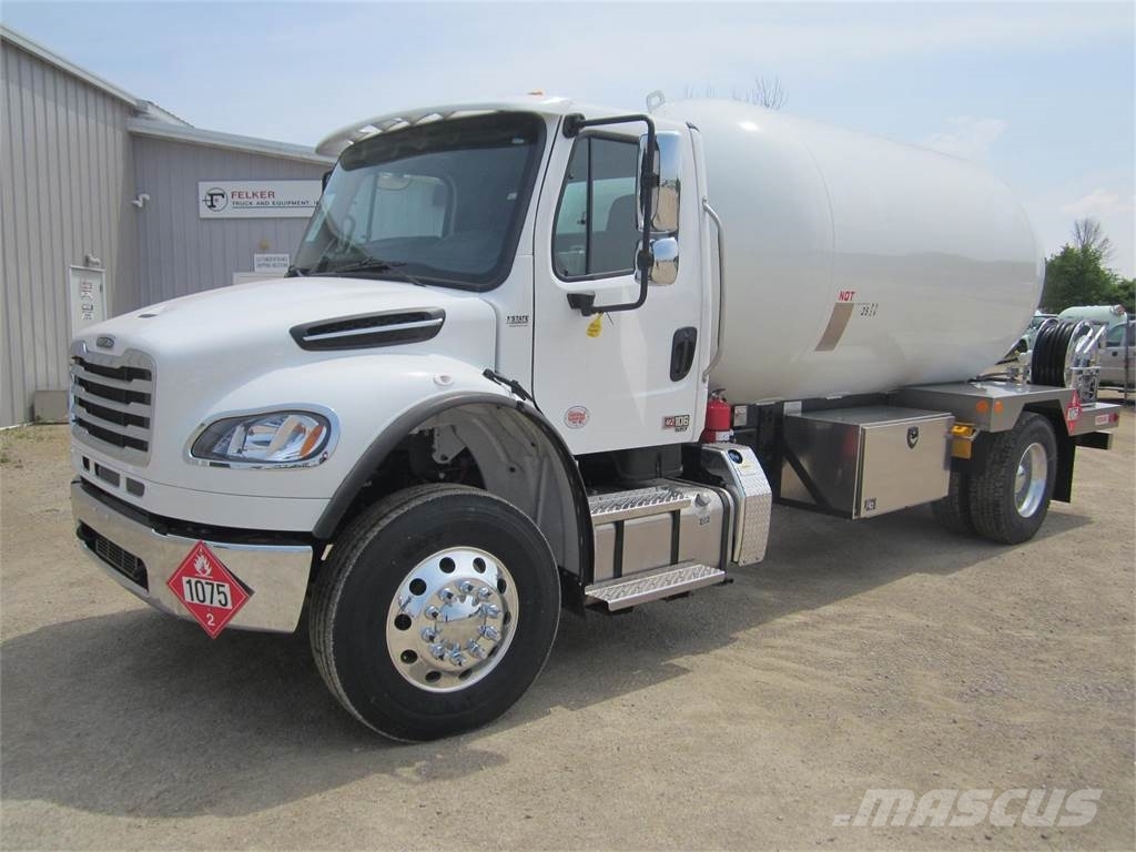 Freightliner M2 106 PLUS Седельные тягачи