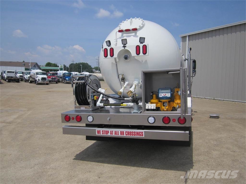 Freightliner M2 106 PLUS Седельные тягачи