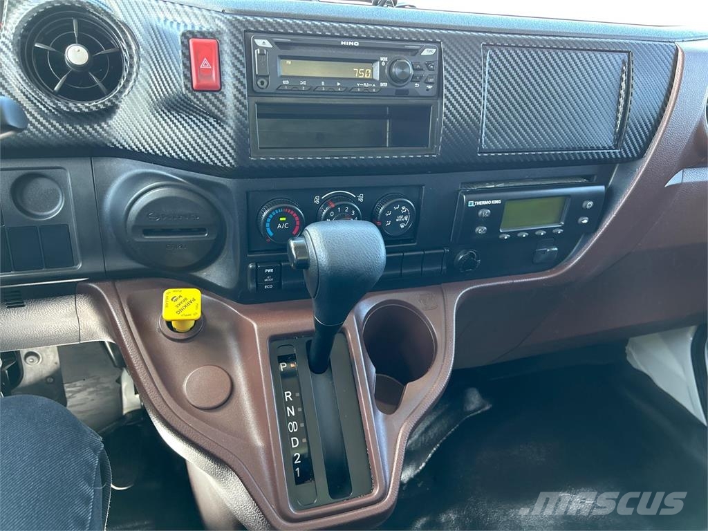 Hino 268A شاحنات ذات هيكل صندوقي