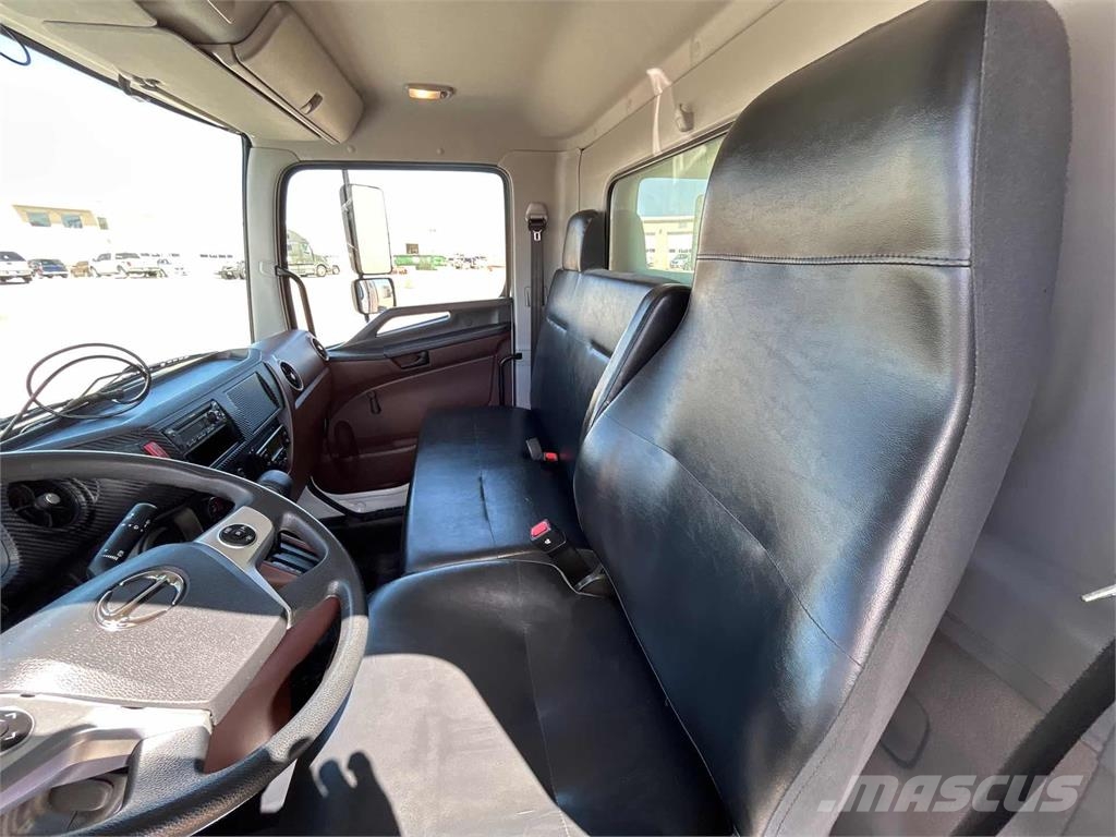 Hino 268A شاحنات ذات هيكل صندوقي