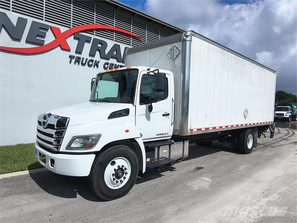 Hino 338 شاحنات ذات هيكل صندوقي