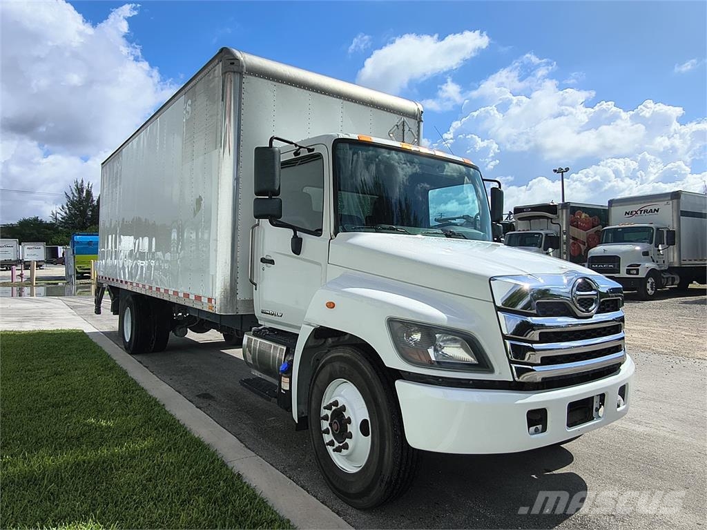 Hino 338 شاحنات ذات هيكل صندوقي