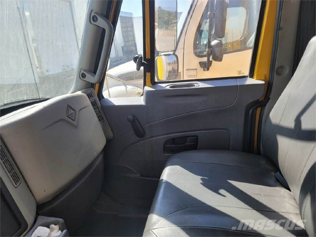 International 4300 26' DRY VA Camiones caja cerrada