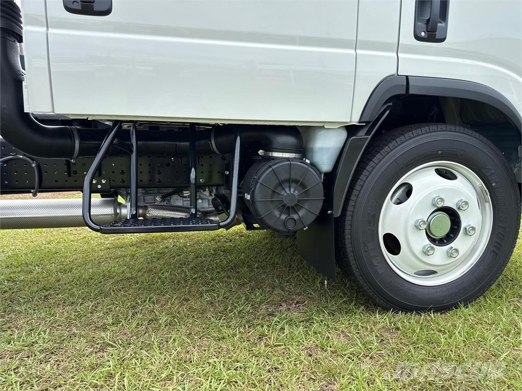 Isuzu NRR-3V454 شاحنات بمقصورة وهيكل