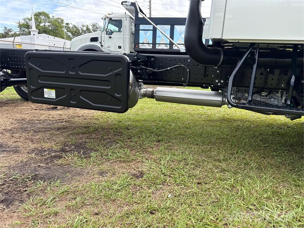 Isuzu NRR-3V454 شاحنات بمقصورة وهيكل