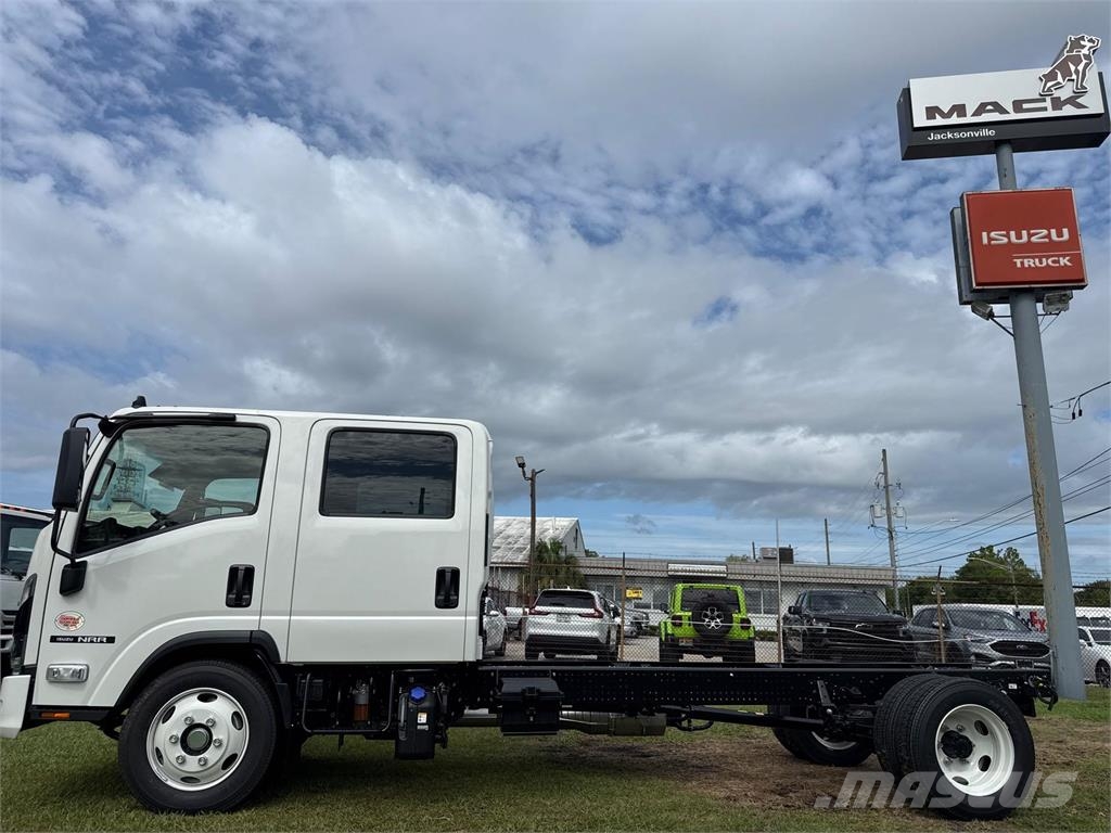 Isuzu NRR-3V454 شاحنات بمقصورة وهيكل