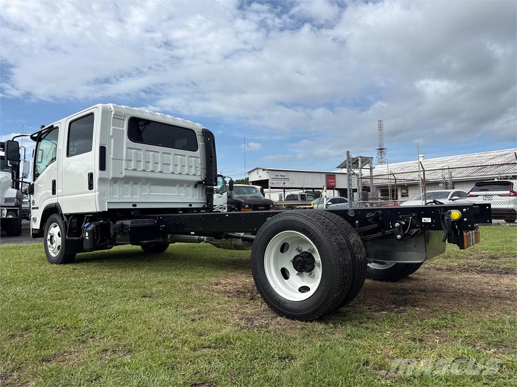 Isuzu NRR-3V454 شاحنات بمقصورة وهيكل