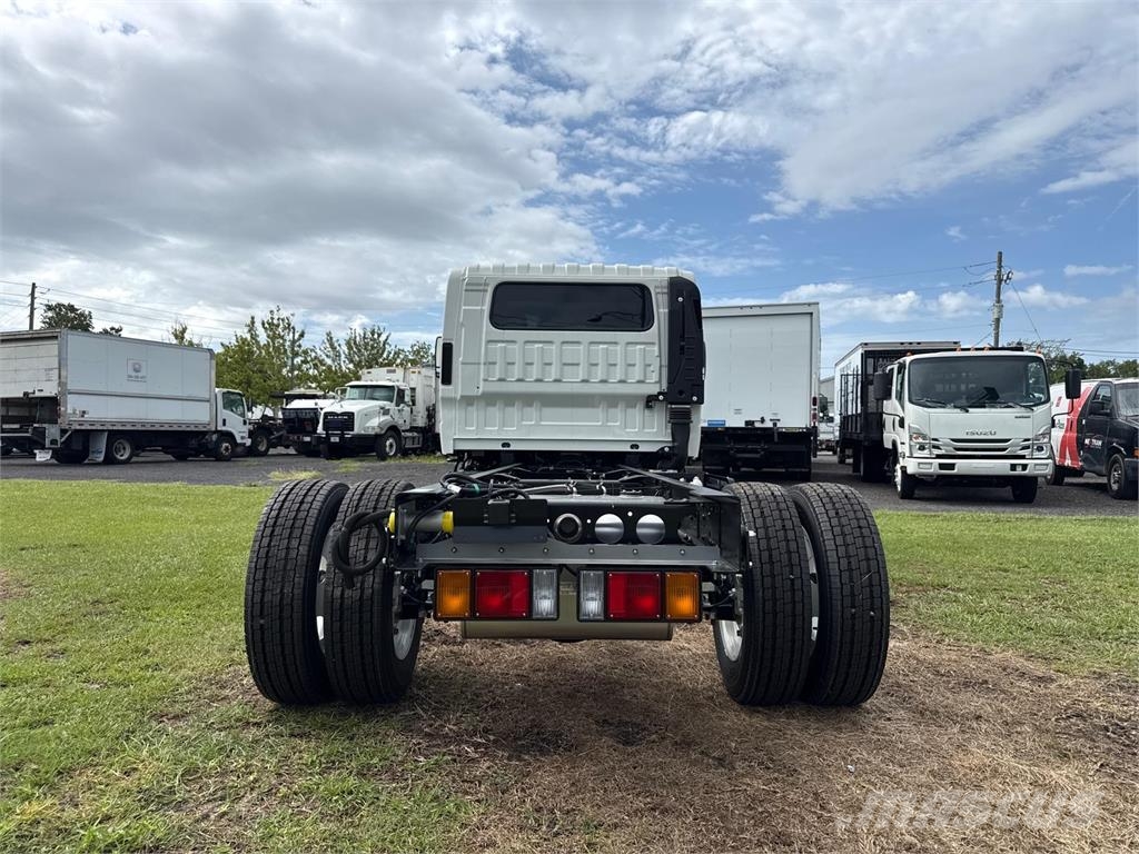 Isuzu NRR-3V454 شاحنات بمقصورة وهيكل