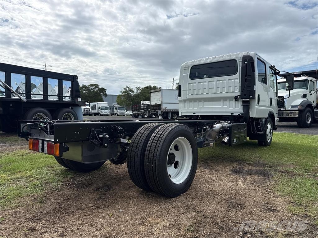 Isuzu NRR-3V454 شاحنات بمقصورة وهيكل