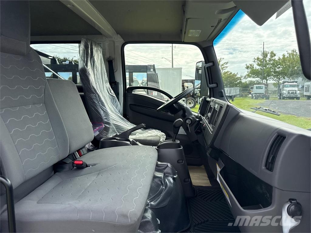 Isuzu NRR-3V454 شاحنات بمقصورة وهيكل