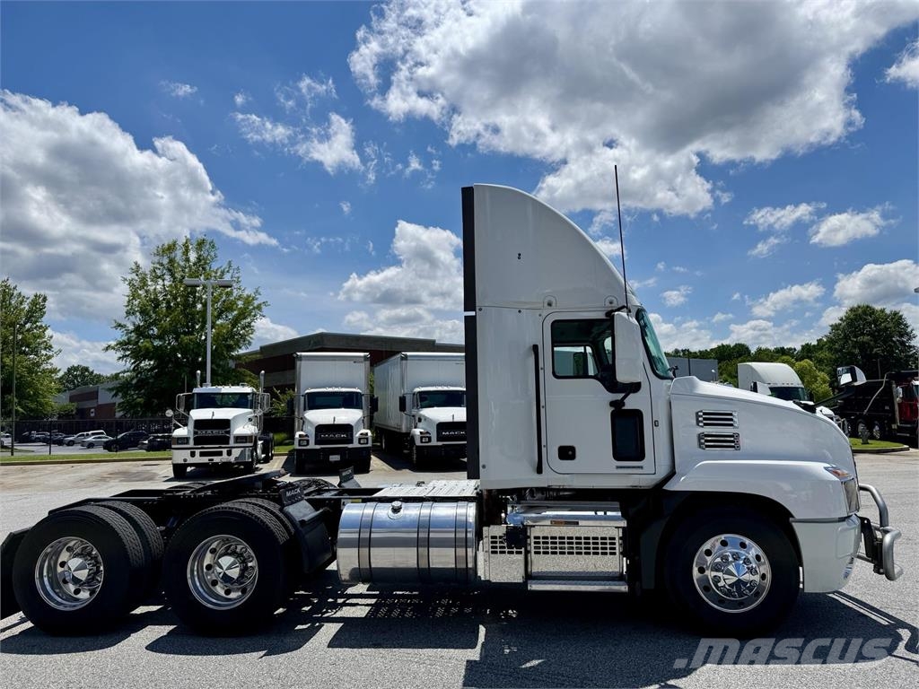 Mack AN64T Prime Movers