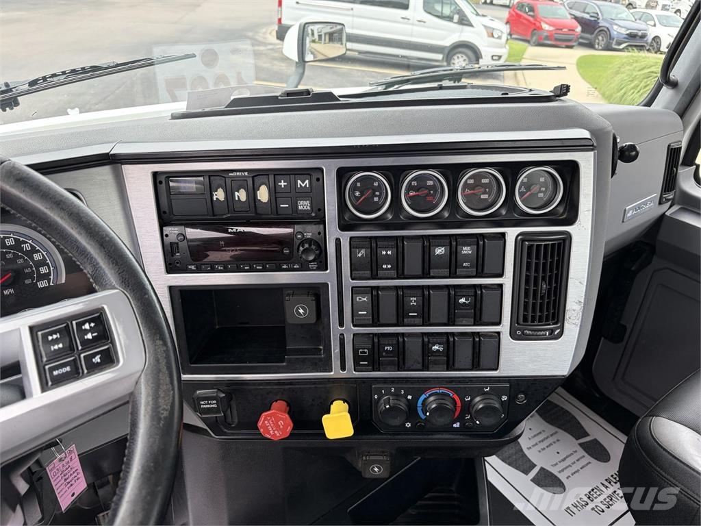 Mack AN64T Vlačilci