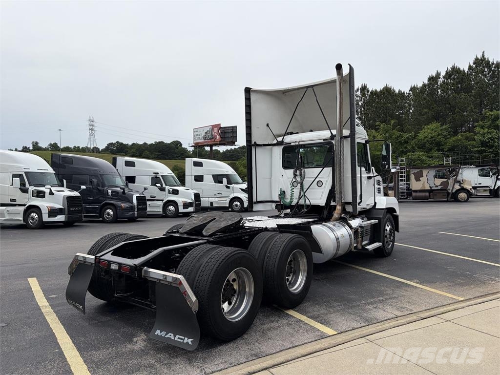 Mack AN64T Vlačilci