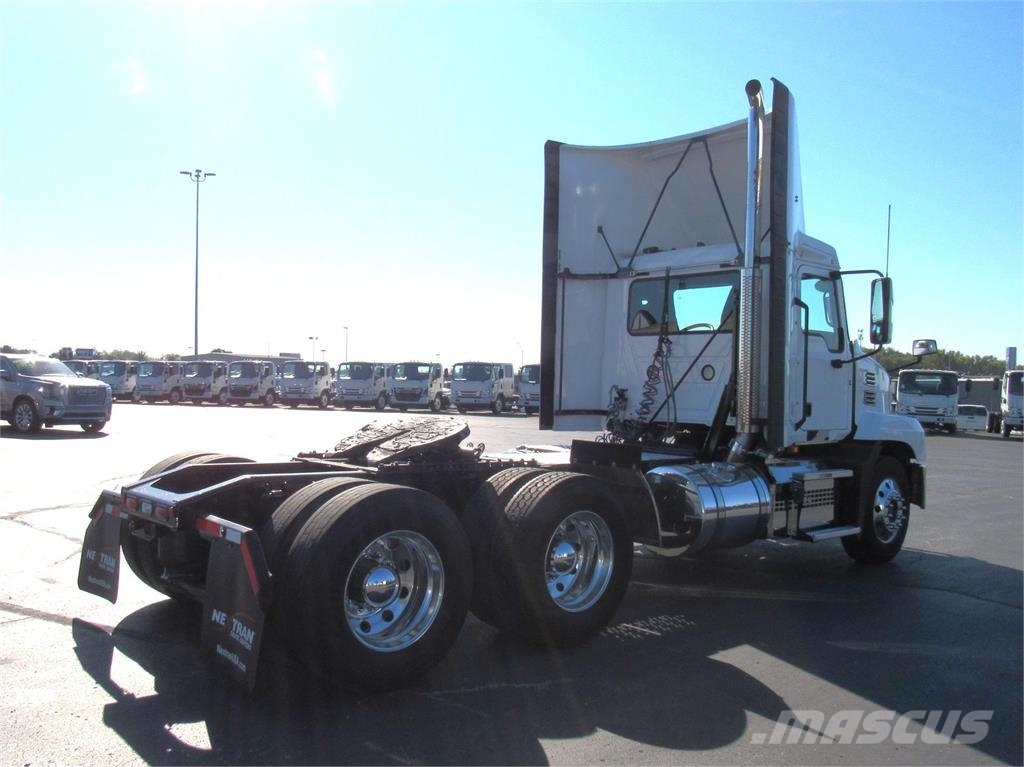 Mack AN64T DAYCAB Седельные тягачи
