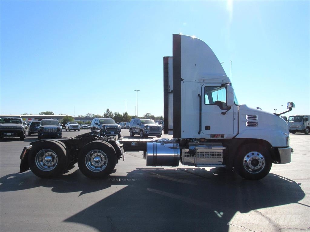 Mack AN64T DAYCAB Седельные тягачи