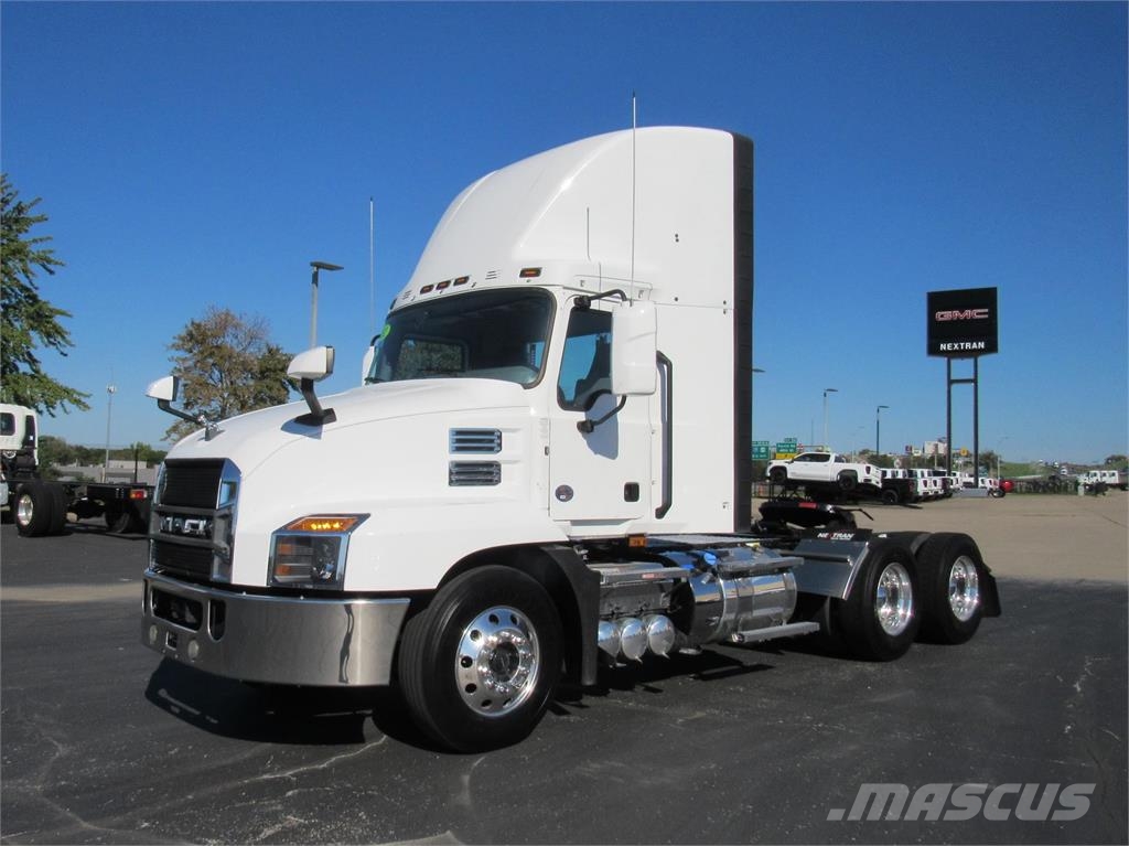 Mack AN64T DAYCAB Седельные тягачи
