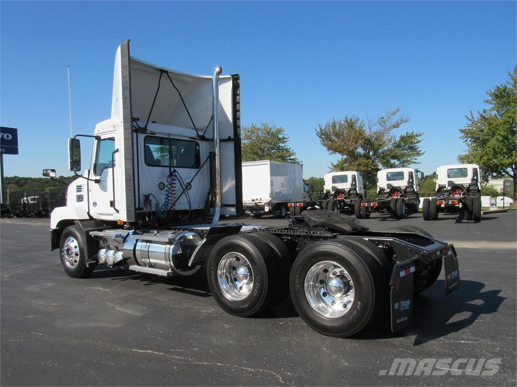 Mack AN64T DAYCAB Седельные тягачи