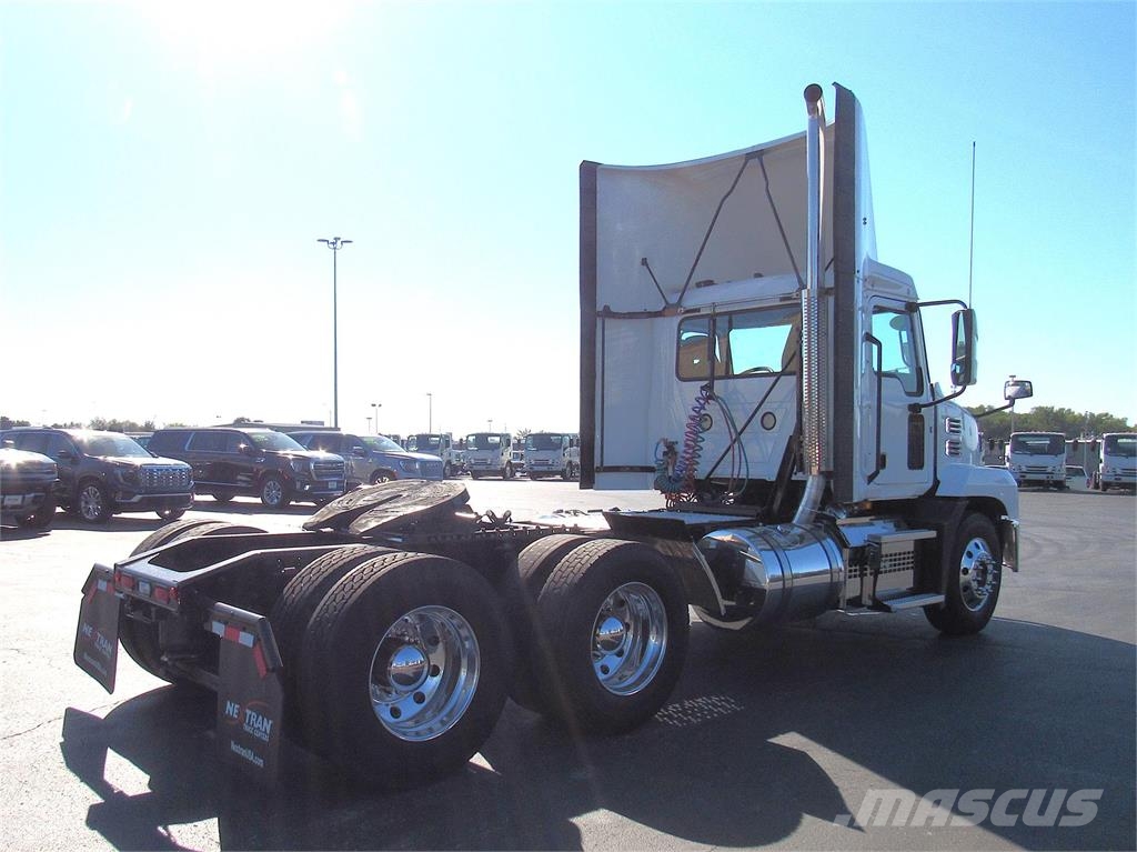Mack AN64T DAYCAB Седельные тягачи