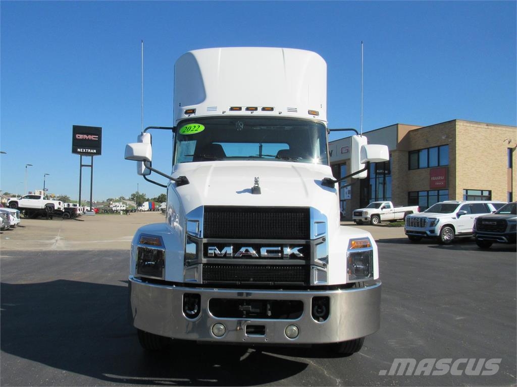 Mack AN64T DAYCAB Седельные тягачи