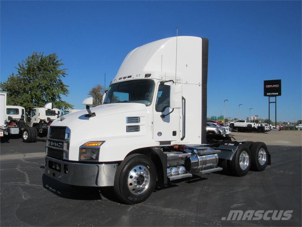 Mack ANTHEM 64T DAYCAB Седельные тягачи